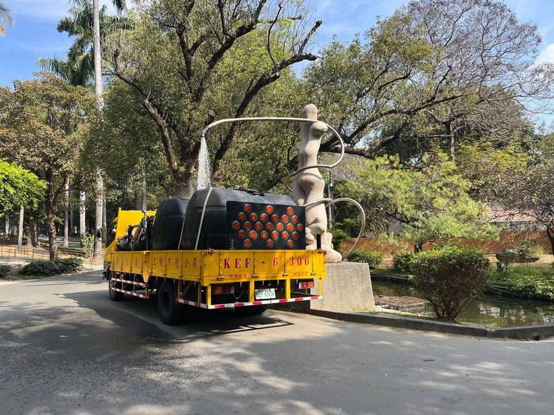 南市工務局針對公園內植栽及路樹等澆灌，取用台南公園燕潭的蓄水澆灌，以節省貴的水資源。（南市工務局提供）