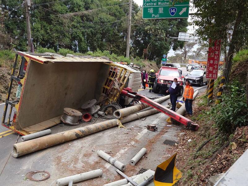 南投縣仁愛鄉台14甲線霧社起點附近發生吊臂貨車翻車事故。（民眾提供）