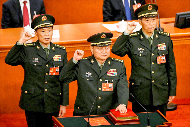 中国国家军事委员会副主席张又侠（中）率领另一名副主席何卫东（左）和军委李尚福（右）宣誓就职。李尚福另当选国防部长。（路透）(photo:LTN)