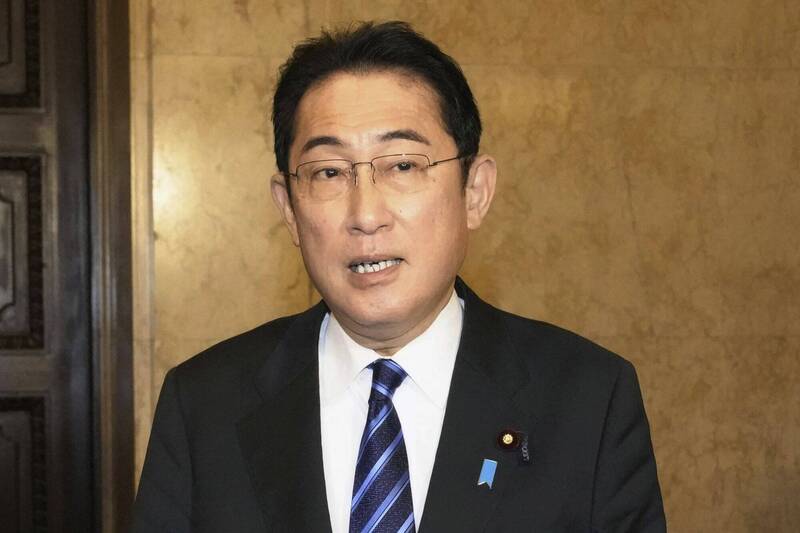 日本首相岸田文雄在口罩令解禁第一天，親自示範「沒戴口罩」踏進官邸。（美聯社）