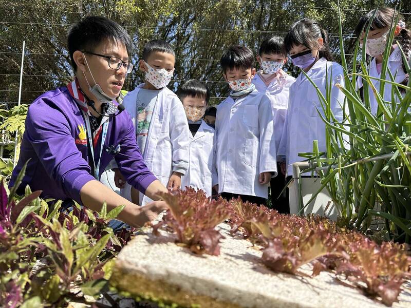 小叮噹科學主題樂園「 小小職人體驗套票」專為3-8歲小朋友設計，在課程中小朋友穿上專屬的實驗服裝、戴上實驗眼鏡，在專業師資群帶領下，體驗「聲」及「電」的科學知識、完成「魚菜共生」、「液態氮」等各種有趣的科學任務。（小叮噹提供）