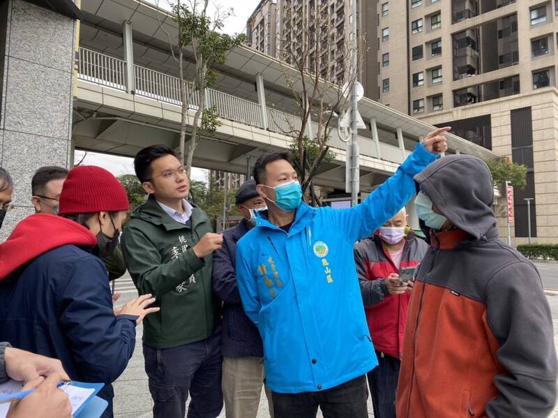 桃園市議員李宗豪（中左）會勘青山路的交通安全措施。（圖由李宗豪提供）