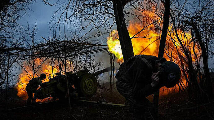 烏軍在巴赫姆特砲轟俄軍陣地。（圖擷取自烏克蘭武裝部隊總參謀部臉書）