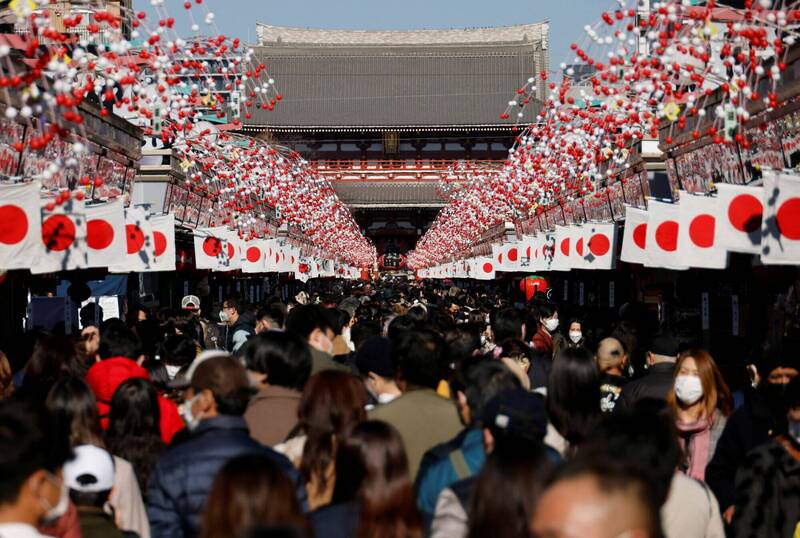 日本今年以來逐步從疫情中開放。圖為東京淺草寺仲見世通。（路透）