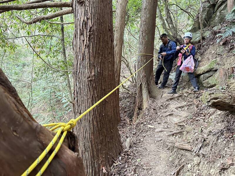 怕山友登加里山迷途，消防人員偕義消補樁。（苗栗縣政府消防局提供）