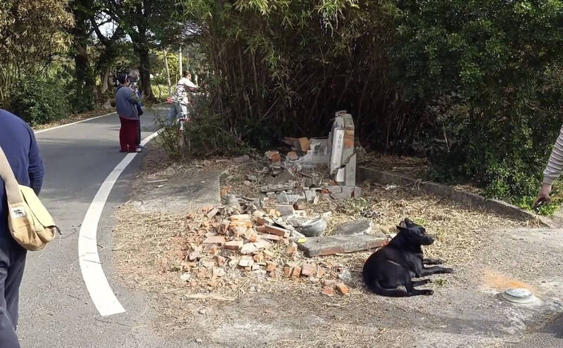 桃園新屋笨港里有座百年歷史的貝殼土地公廟，去年6月間遭大卡車意外撞毀，現場幾乎夷為平地。（記者陳恩惠翻攝）