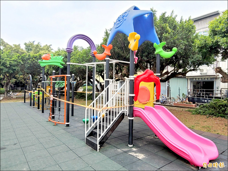 埔里鎮長壽公園的組合遊具因不符新修訂的兒童遊戲場設施安全管理規範，設施雖新仍得封閉停用。（記者佟振國攝）