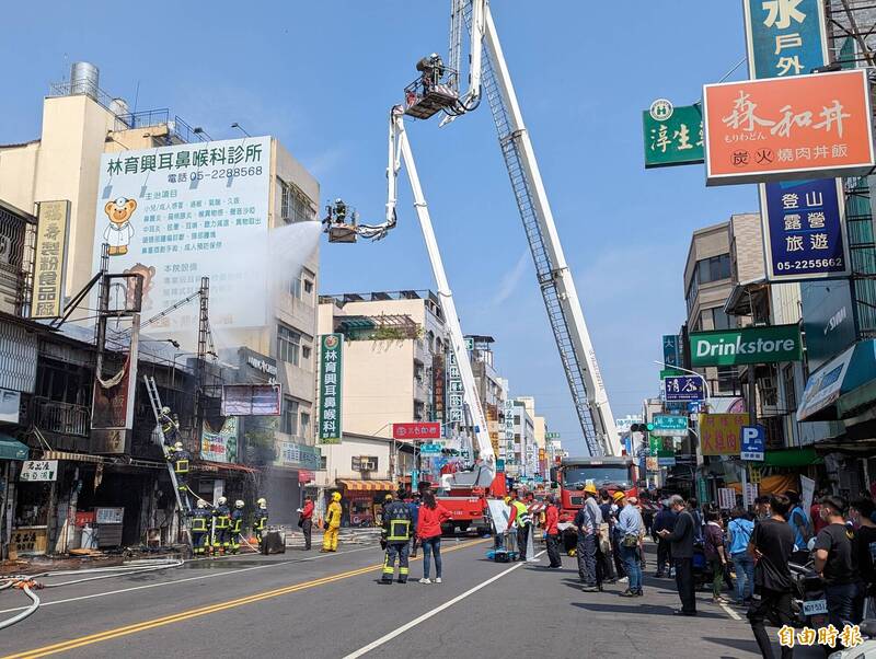 嘉義市吳鳳北路今天早上發生住宅火警，多間商家遭波及。（記者王善嬿攝）