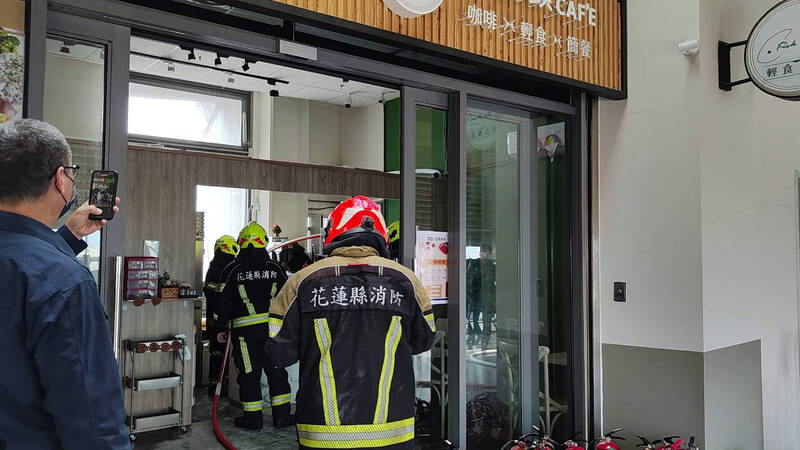 台鐵花蓮車站位於3樓的商店街今天中午傳出有餐廳冒出濃煙，花蓮縣消防局很快的到場撲滅火勢沒有釀成災害。
（圖由民眾提供）