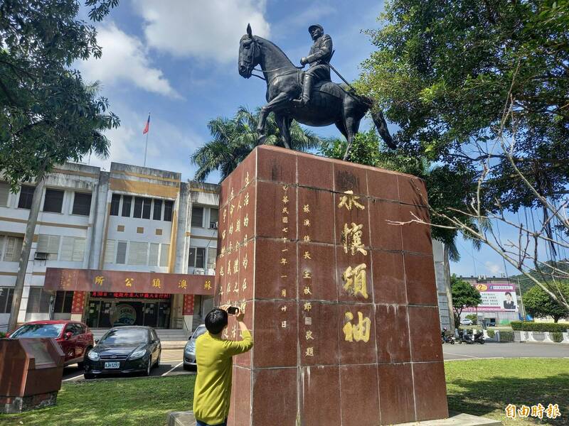 蘇澳鎮公所將移置廣場上的蔣介石騎馬銅像。（記者江志雄攝）