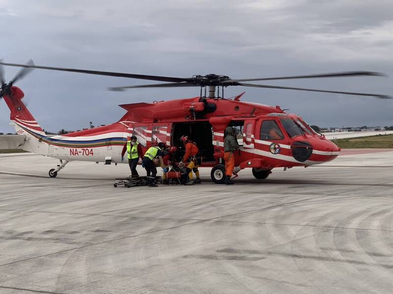 黑鷹直升機傍晚將高山症陳姓女登山客載到台東豐年機場後轉送醫院處置。 （記者黃明堂翻攝）