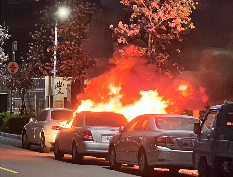 台中市北屯區今晚火燒車，夜跑市民直擊濃煙大火。（民眾提供）