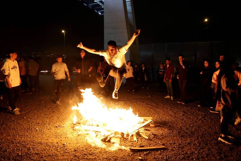 伊朗人欢庆传统的「跳火节」。（法新社）(photo:LTN)