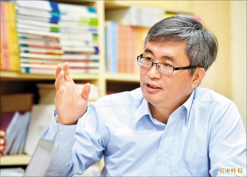 少子化吹合併風，私校工會理事長尤榮表示，「私校法人合併」有好處有風險，但「私私併」對於私校教職員的保障遠勝於「公私整併」。（資料照）