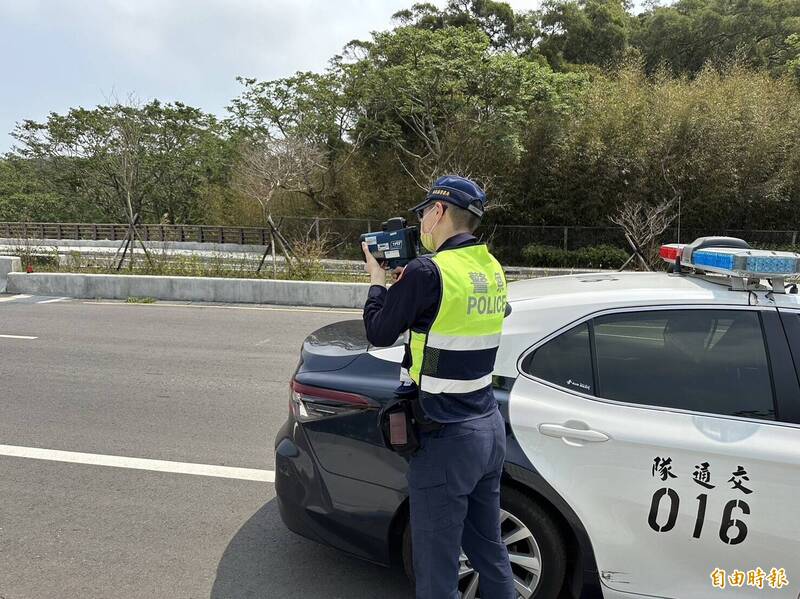 警方為維護苗栗市聯大路行車安全，執行非固定式測速照相取締超速。（記者彭健禮攝）