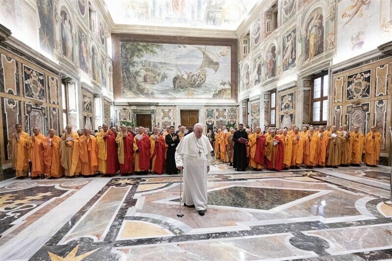 台灣佛教界訪問梵蒂岡，天主教教宗方濟各（前）以最高禮遇親迎接見。（梵蒂岡提供）