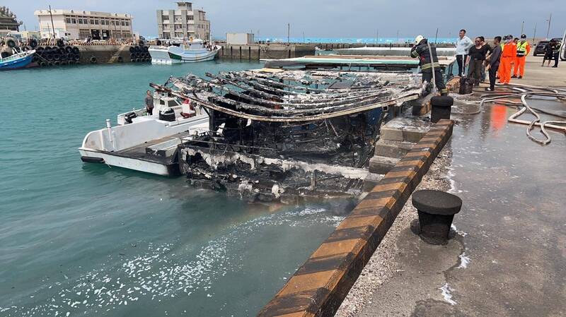 停泊在湖西沙港村東漁港碼頭的海上平台船，遭祝融致船身全毀。（澎湖縣政府消防局提供）