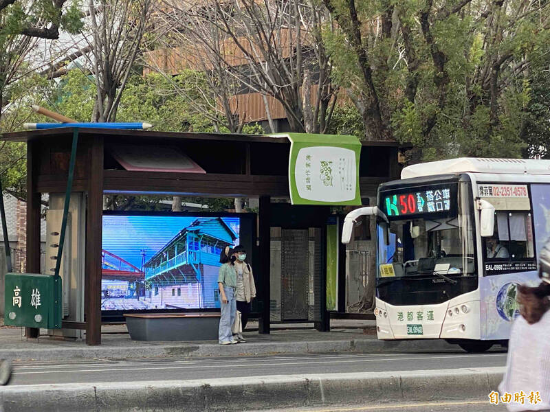 「那些年」公車亭吸引年輕男女等車打卡。（記者黃旭磊攝）