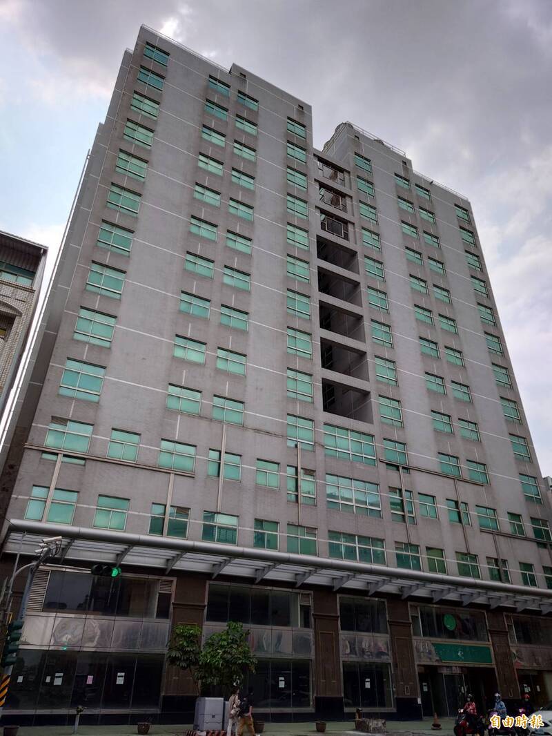 南市東區東寧路上這棟14層大樓，最近開價10.5億元求售。（記者洪瑞琴攝）