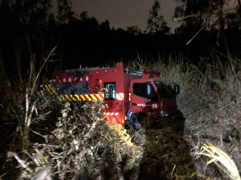 新化山區發生山林火警，消防隊員漏夜灌救，1部消防車不慎滑落邊坡。（民眾提供）