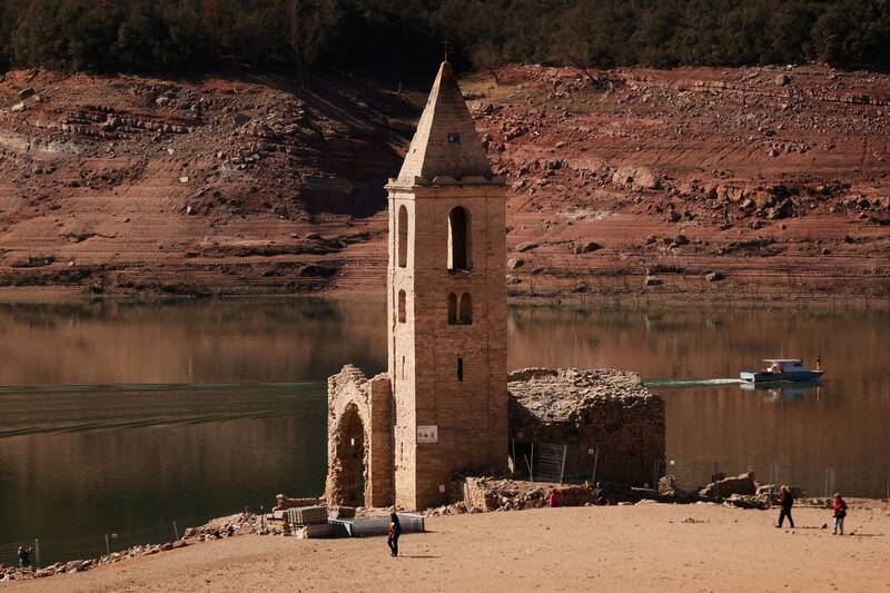 西班牙遭逢旱灾，水面底下古蹟重现。（路透）(photo:LTN)