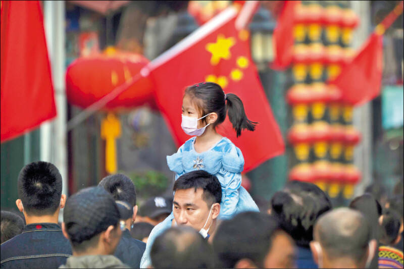 中國目前已有18省市公布去年出生的數據比起前一年出生率全部下滑，有11省的人口降幅更超過1成。示意圖。（美聯社）