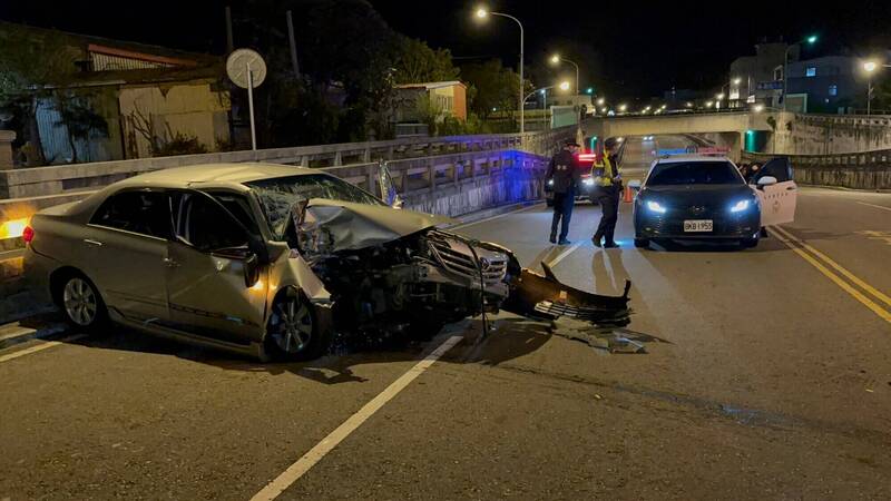 邱姓男子駕轎車自撞地下道橋墩，整輛車還旋轉摔到對向車道。（圖由民眾提供）