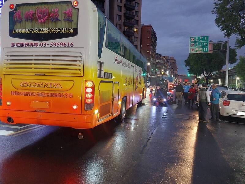 新北市三重果菜批發市場半夜人聲鼎沸，曾發生工人開板車遭大車追撞意外。（圖由新北市議員顏蔚慈提供）