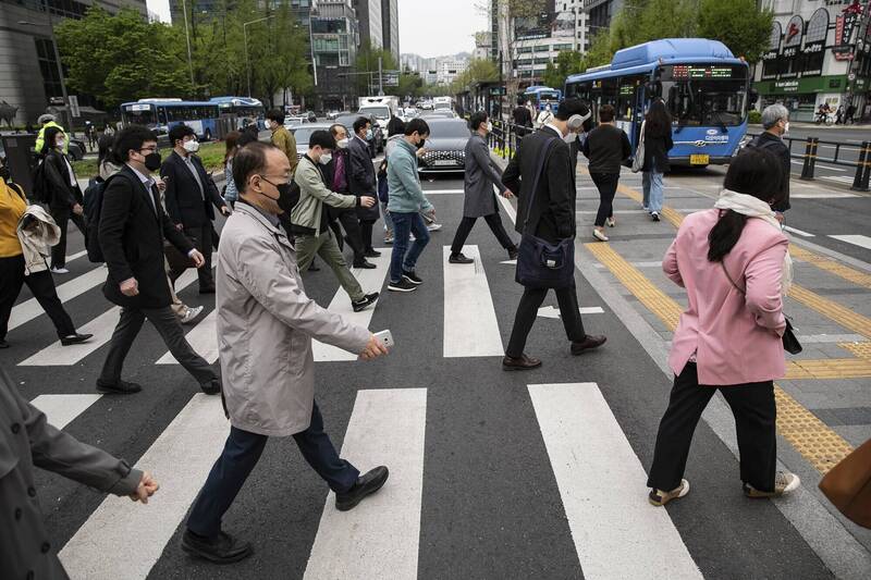 南韩60岁以上就业人口，从2013年2月273万人跃升至今年2月的577万人。首尔上班族示意图。（彭博）(photo:LTN)