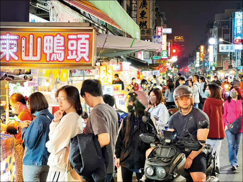 高雄市吉林夜市人潮滿滿。（取自陳其邁臉書）