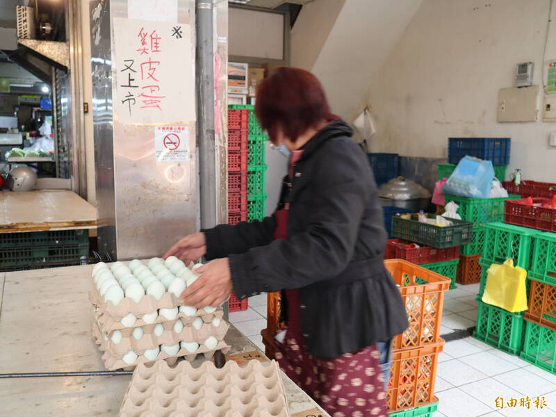 豐原市場攤商每天販售的雞蛋幾乎都被搶光，剩鹹鴨蛋。（記者歐素美攝）