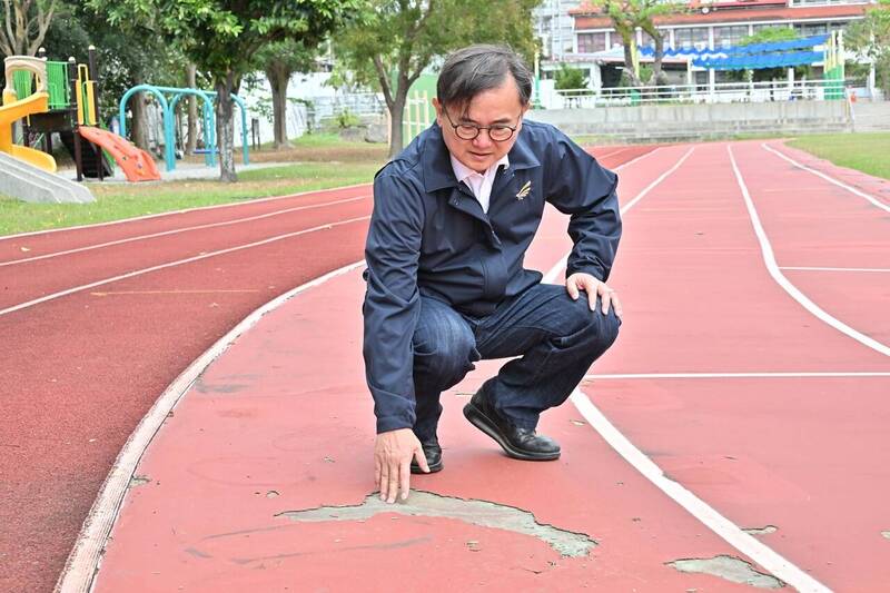 岩灣國小運動操場路道PU層也剝落，劉櫂豪憂心危及學童運動安全。（劉櫂豪服務處提供）