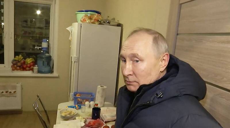 俄国总统普廷19日「视察」乌东港市马立波，并到当地新建住宅区参观一间公寓。（法新社）(photo:LTN)