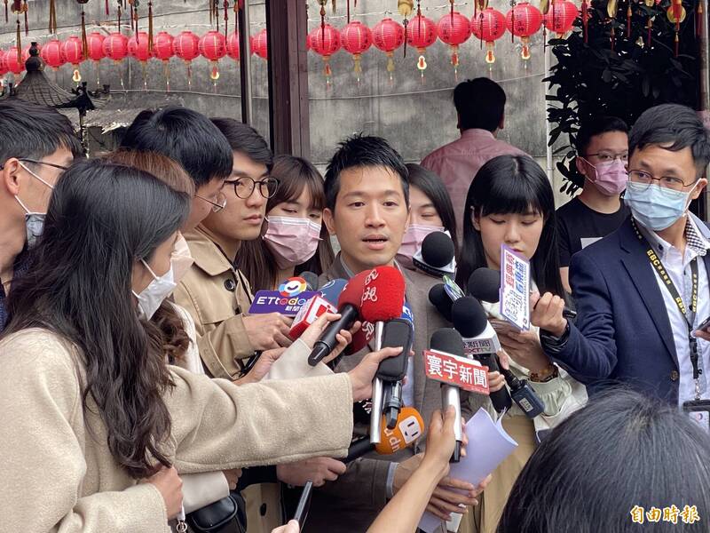 台北市士林區福順里今舉辦何志偉後援會，現場支持者高喊「何志偉凍蒜」，何志偉出席並受訪。（記者楊心慧攝）