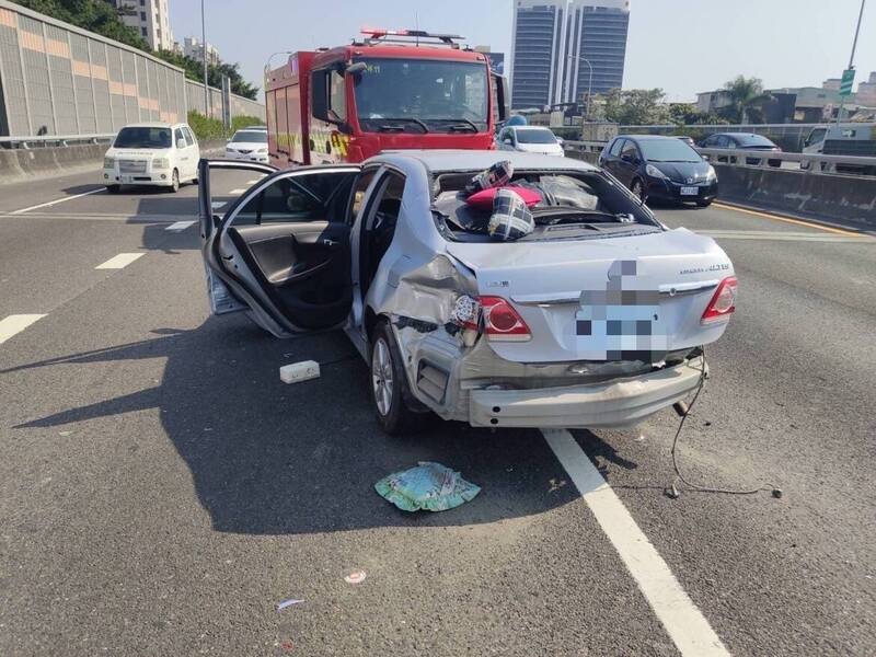 廖男的轎車先後遭2部營半聯貨櫃車擦追撞，車體嚴重扭曲變形，輪胎脫落，後面擋風玻璃破裂，坐在副駕駛座的妻子黃婦當場失去意識。（民眾提供）