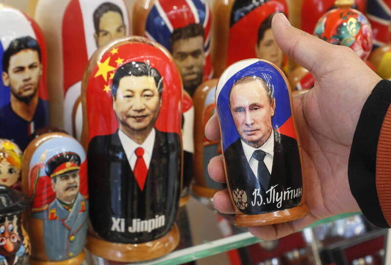 中国国家主席习近平访问俄罗斯，首都莫斯科的纪念品店应景推出两国元首造型的「俄罗斯娃娃」。（欧新社）(photo:LTN)