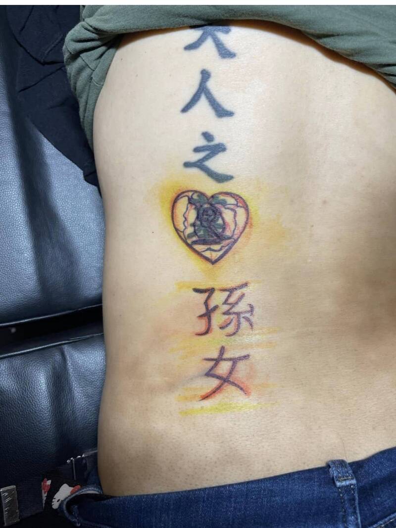 女儿在了解这句话背后的意思后，将「墓」字用心形玫瑰盖过，并在下方加上「孙女」2字。（图取自脸书_Johnthan Guo，已取得授权）(photo:LTN)