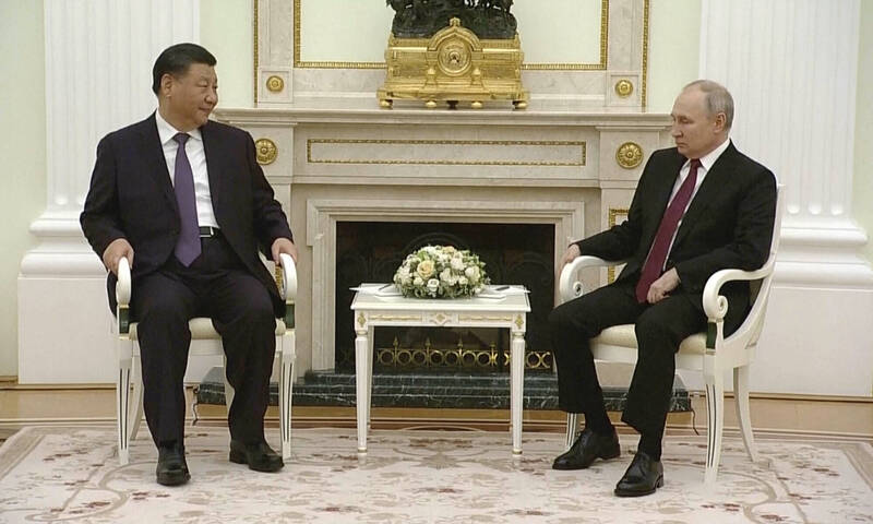 俄羅斯總統普廷（右）在克里姆林宮歡迎來訪的中國國家主席習近平（左）。（美聯社）