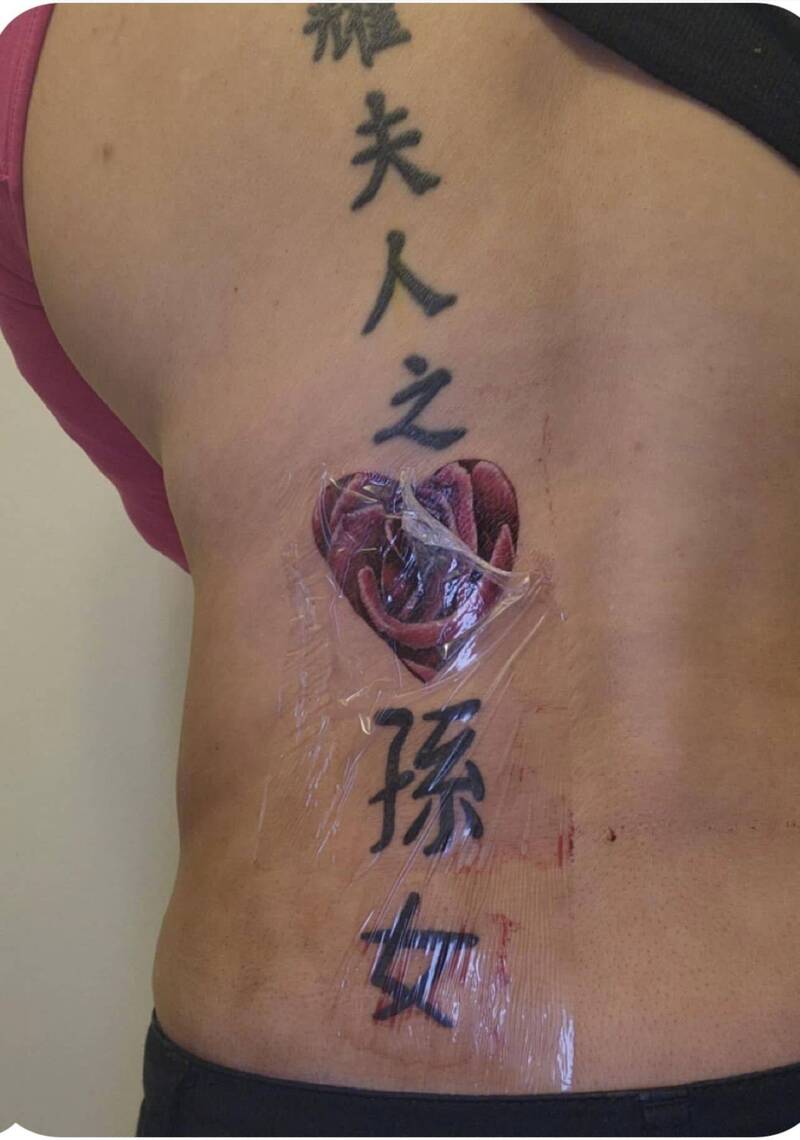 刺青师经历了三个小时的成品。（图取自脸书_Johnthan Guo）(photo:LTN)
