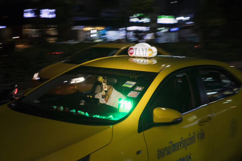 近日一名台灣遊客在泰國遭計程車司機敲詐的消息在泰國網路上引發關注。泰國計程車示意圖，與本文無關。（彭博）