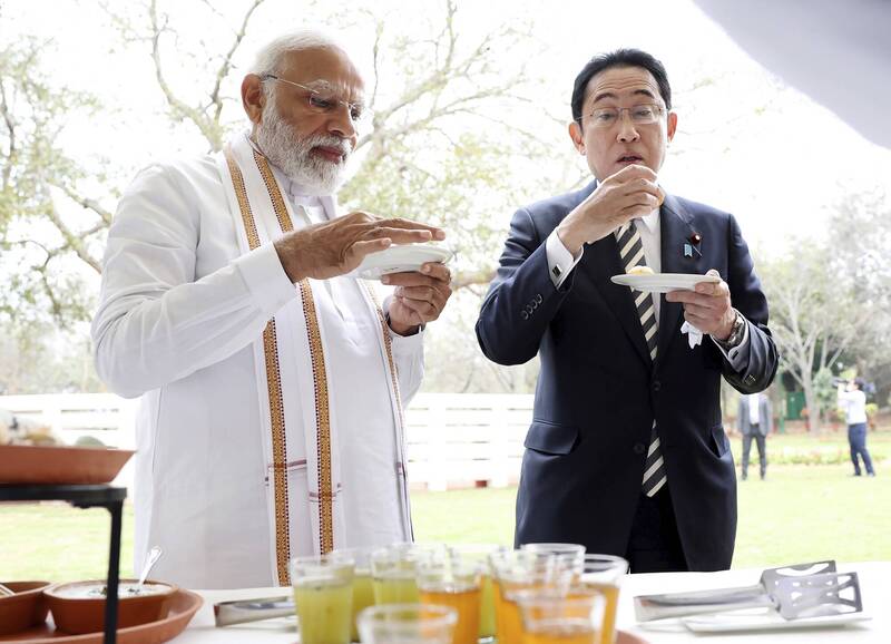 日本首相岸田文雄（右）20日在新德里与印度总理莫迪（左）举行会谈，莫迪同意出席5月在广岛召开的7大工业国集团（G7）领袖高峰会。图为岸田与莫迪在新德里佛陀贾扬蒂公园（Buddha Jayanti Park）大啖印度平民美食。（美联社）(photo:LTN)