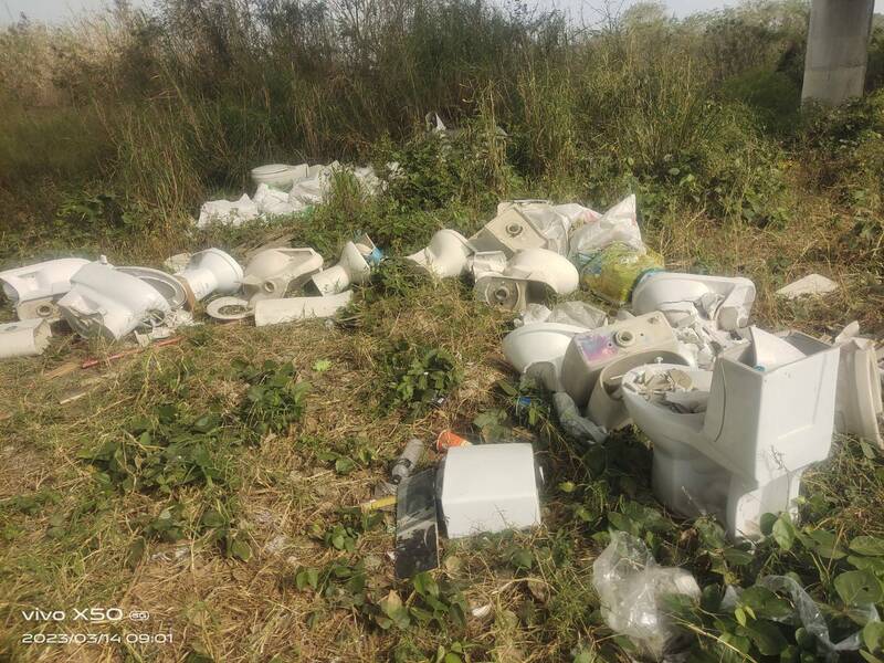 苗栗縣銅鑼鄉客屬大橋下方後龍溪河床，遭濫倒大量廢棄物。（警方提供）