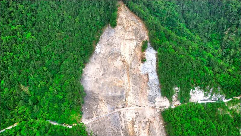 花蓮上午發生5.3地震，公總完成道路巡檢暫無災情，呼籲民眾勿進入山區道路。（資料照，公路總局提供）