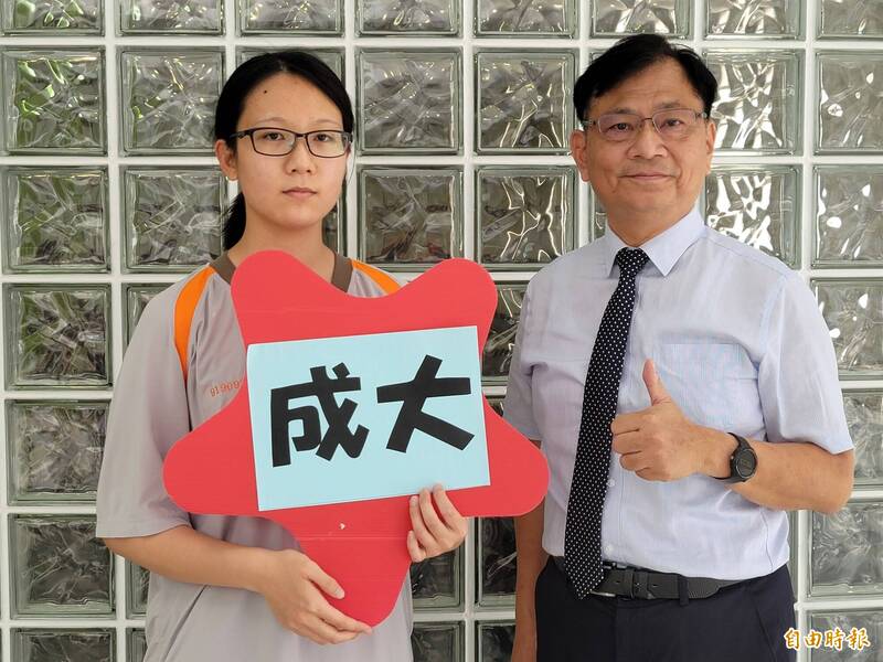 暨大附中李惠妮（左）大學特殊選才已錄取台大生物環境系統工程學系，但國中起立志要當建築設計師，大學繁星如願錄取成大建築系。（記者佟振國攝）