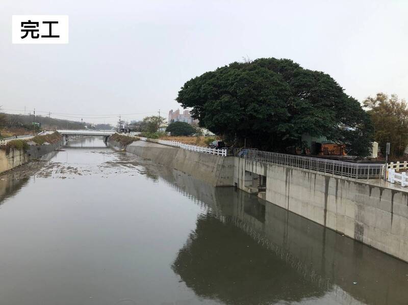 南水截水溝「山腳排水上游延伸段南勢溪及北勢溪分流工應急工程」完工，移除臨時土石堤及通水、分流。（水利局提供）