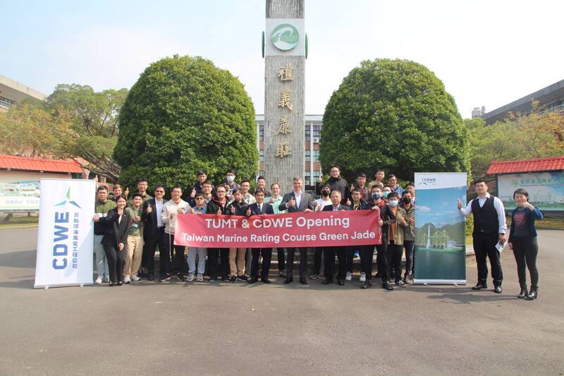 台灣首艘本土大型全迴旋浮吊船下半年投入風場，首批海事工程船員開訓。（台船提供）