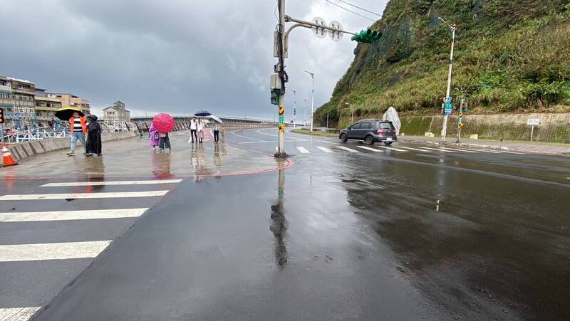 基隆市北寧路369巷口號誌燈未配合人行道設置遷移，位在道路中。（記者盧賢秀攝）