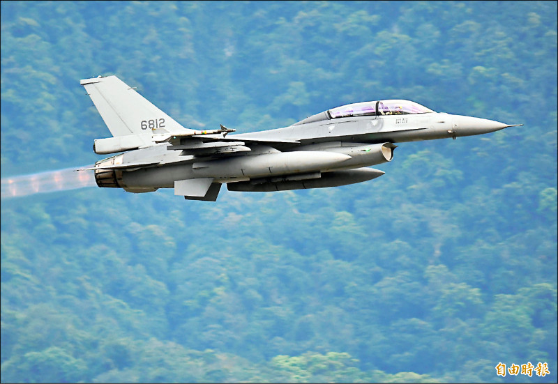 空軍花蓮基地編號6812雙座型F-16V戰機，掛載AIM-9M響尾蛇飛彈升空，準備執行實彈射擊操演。（記者游太郎攝）