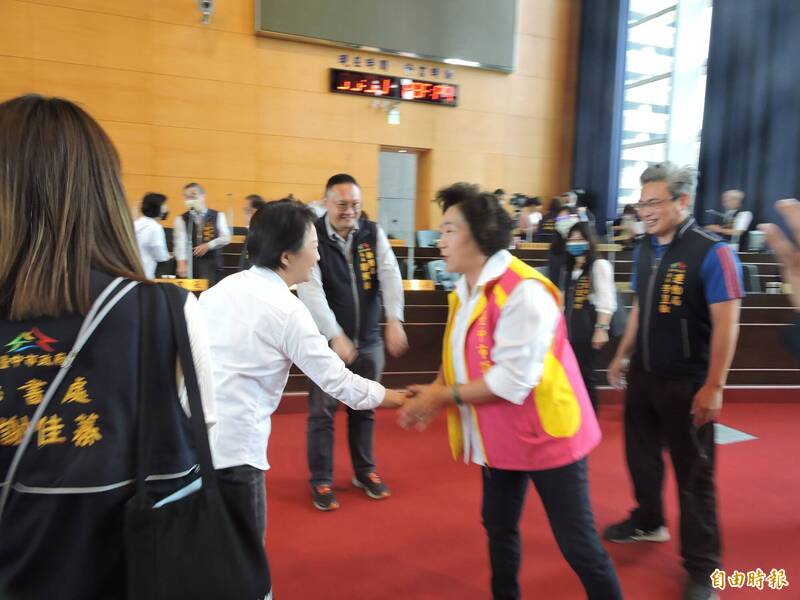 台中市長盧秀燕（穿白衣者）在預算三讀後逐一向市議員握手致謝，國民黨市議員林碧秀（右）突然高喊盧秀燕選總統。（記者蘇金鳳攝）