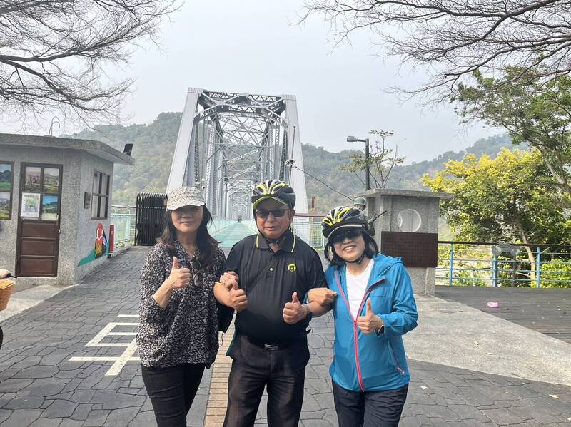 台中市觀旅局長陳美秀（右起）、參山處長曹忠猷（中）及交通部觀光局技術組長林秀霞（左）等一起會勘東豐及后豐鐵馬道。（觀旅局提供）